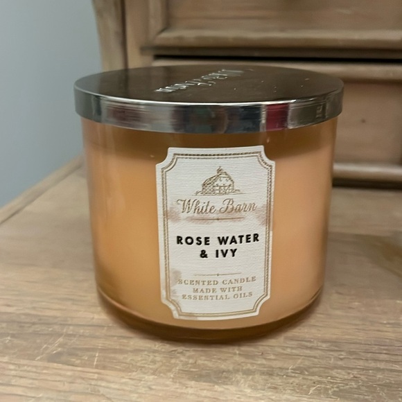 White Barn Candle in Jar “Rose Water & Ivy” New 14.5 oz - Picture 1 of 5